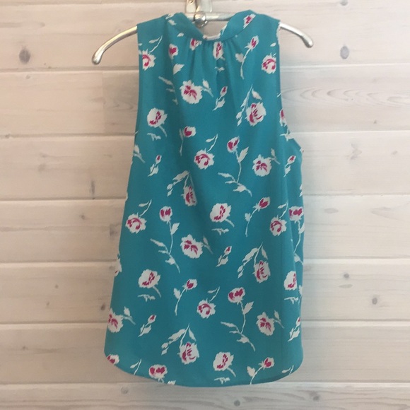 Everly Tie Neck Sleeveless Blouse - Picture 4 of 5